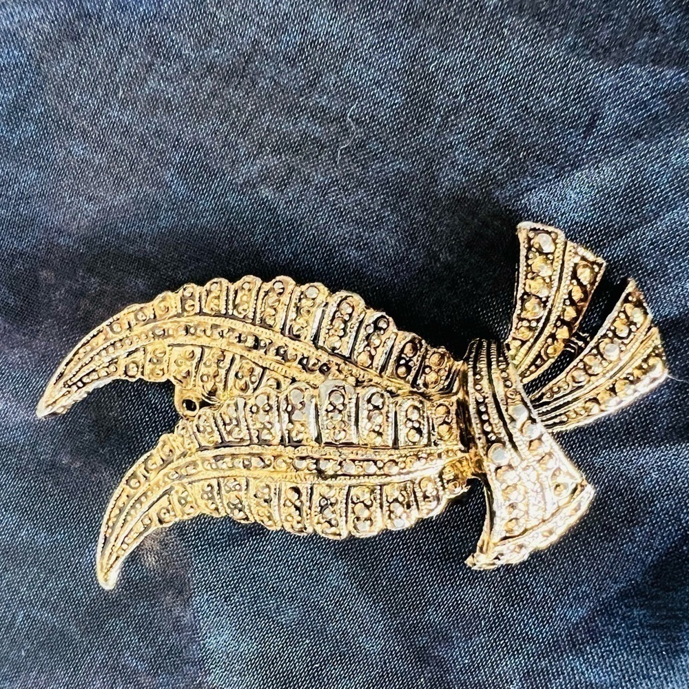 Vintage Goldtone Filigree Leaf Bunch Brooch Signed Gerry's 2"
